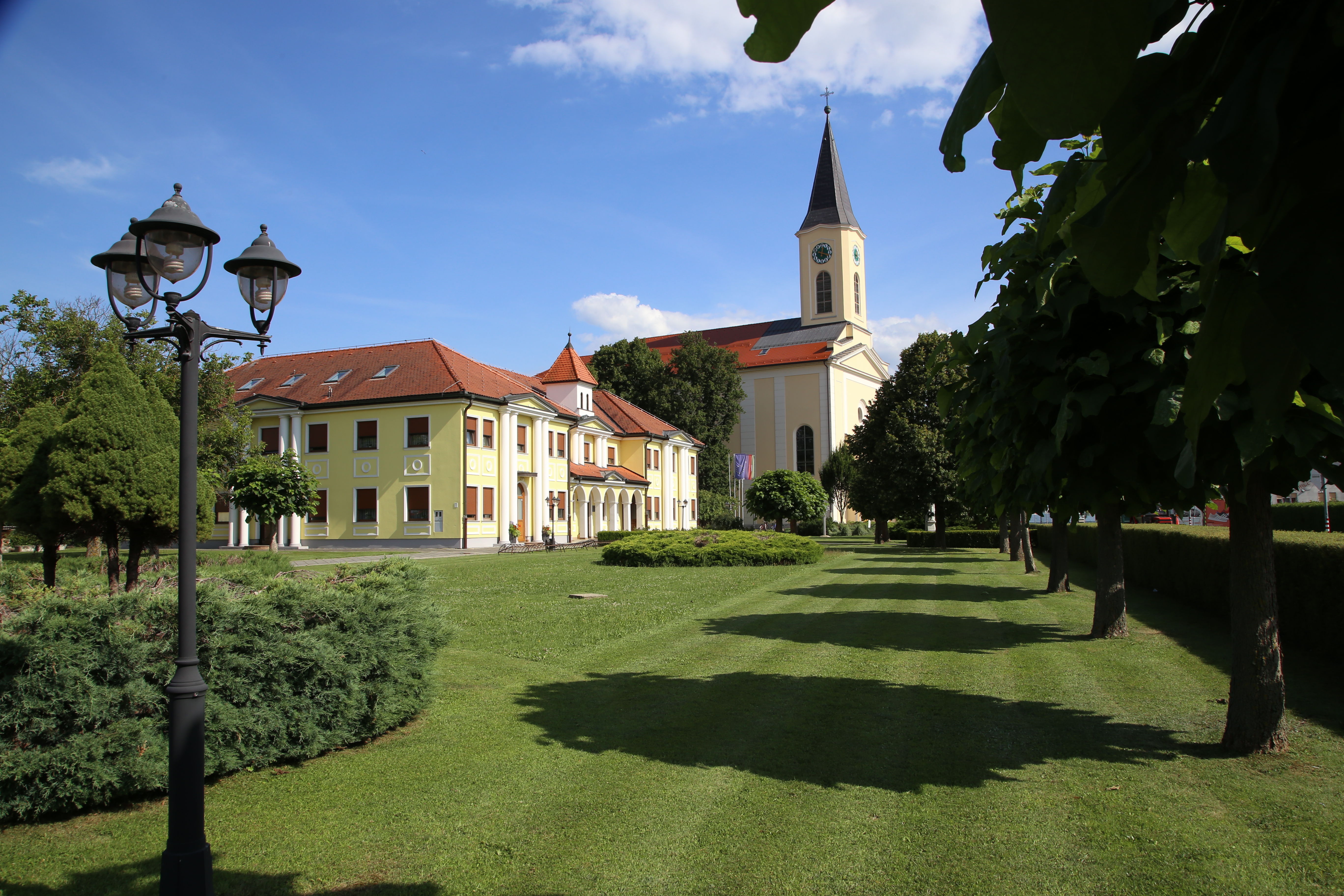 CERKEV IN ŽUPNIJSKI DOM.JPG